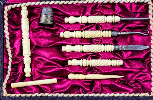 ESTUCHE DE COSTURA DE FINALES DEL S.XIX