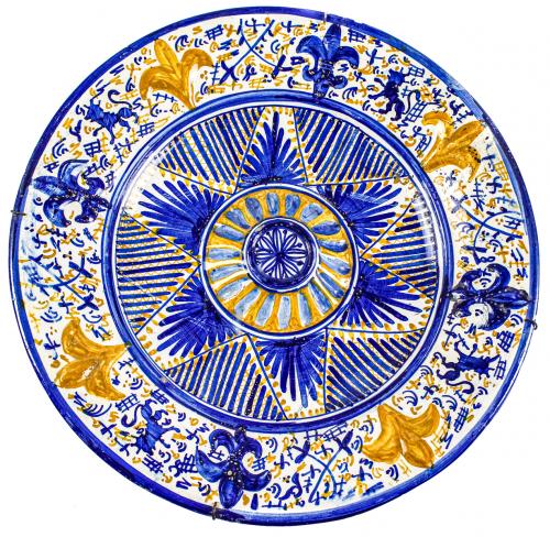 TRES PLATOS EN CERÁMICA DEL PRIMER TERCIO DEL S.XX