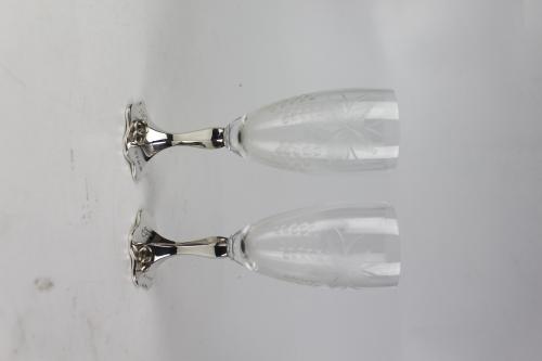 CUATRO COPAS EN CRISTAL Y PLATA Y CUBITERA EN METAL 