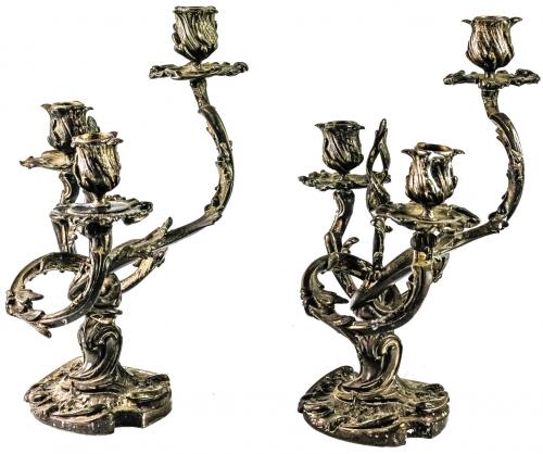 PAREJA DE CANDELABROS EN METAL