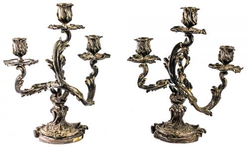 PAREJA DE CANDELABROS EN METAL