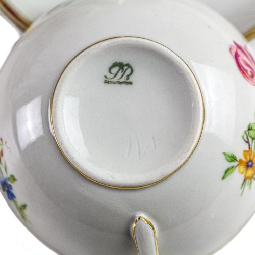 JUEGO DE TÉ EN PORCELANA DEL ÚLTIMO CUARTO DEL S.XX