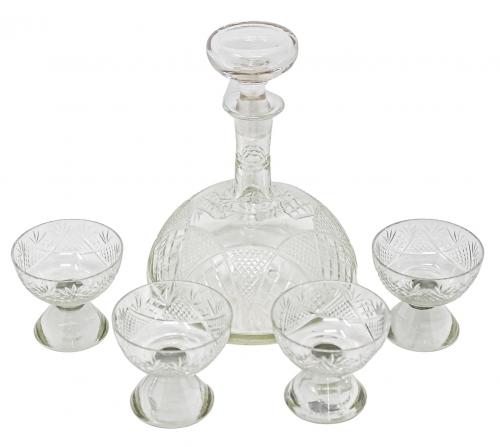 BOTELLA DE LICOR Y CUATRO COPAS DE MEDIADOS DEL S.XX