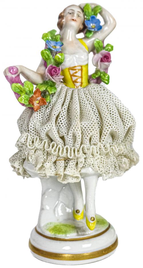 TRES FIGURAS DE PORCELANA CENTROEUROPEA.
