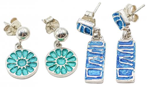 DOS PARES DE PENDIENTES CON ESMALTES AZULES
