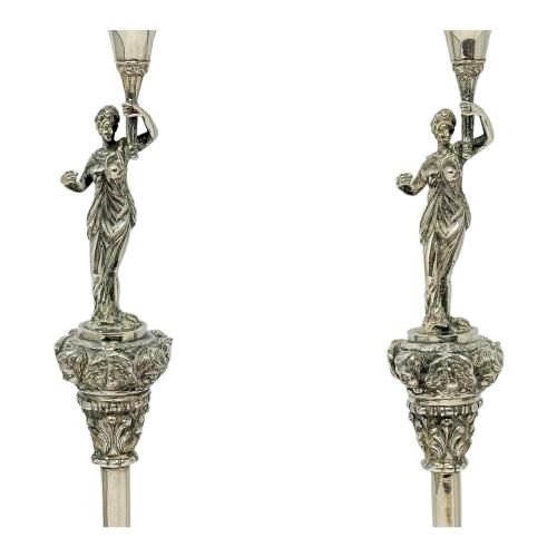 PAREJA DE CANDELEROS DE PLATA DEL ÚLTIMO TERCIO S. XX