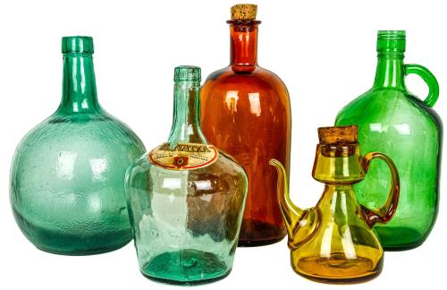 CUATRO BOTELLAS Y ACEITERA EN CRISTAL PRIMERA MITAD S.XX