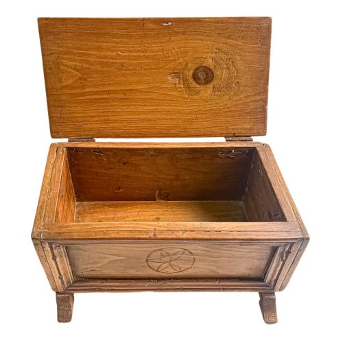 DOS CAJAS RÚSTICAS DEL PRIMER CUARTO DE SIGLO XX