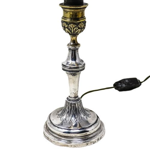 LAMPARITA DE SOBREMESA CON BASE EN PLATA S. XIX