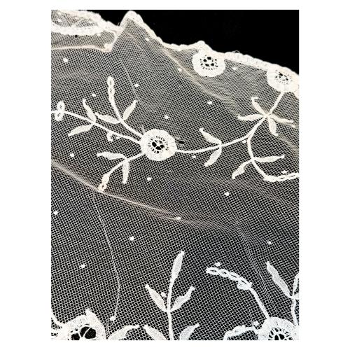 MANTILLA BLANCA DE MEDIADOS DEL SIGLO XX