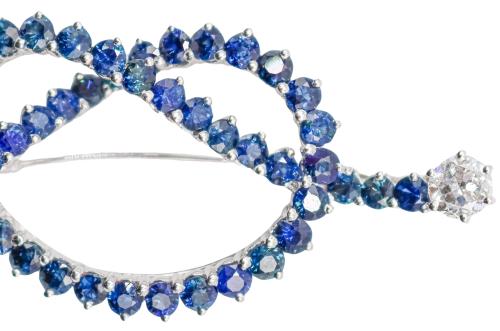 BROCHE CON ZAFIROS, BRILLANTE Y PERLA BARROCA