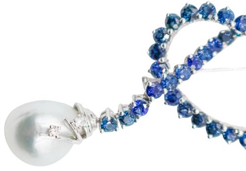BROCHE CON ZAFIROS, BRILLANTE Y PERLA BARROCA