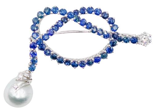 BROCHE CON ZAFIROS, BRILLANTE Y PERLA BARROCA