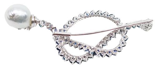 BROCHE CON ZAFIROS, BRILLANTE Y PERLA BARROCA