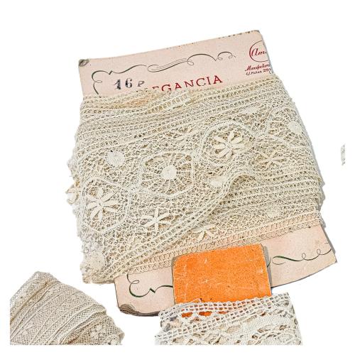 CONJUNTO DE PIEZAS EN ENCAJE DE LA PRIMERA MITAD DEL S.XX