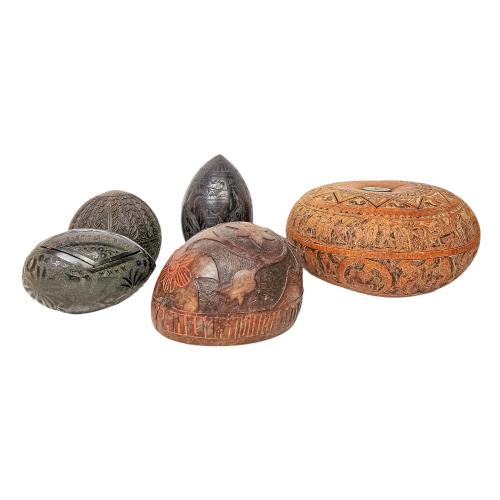 CALABAZA Y CUATRO COCOS TALLADOS S. XIX                   