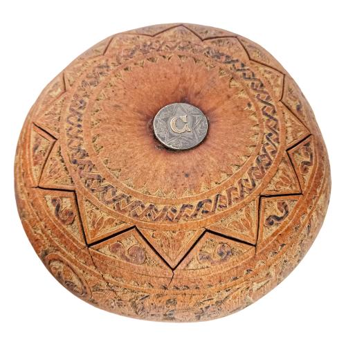 CALABAZA Y CUATRO COCOS TALLADOS S. XIX                   