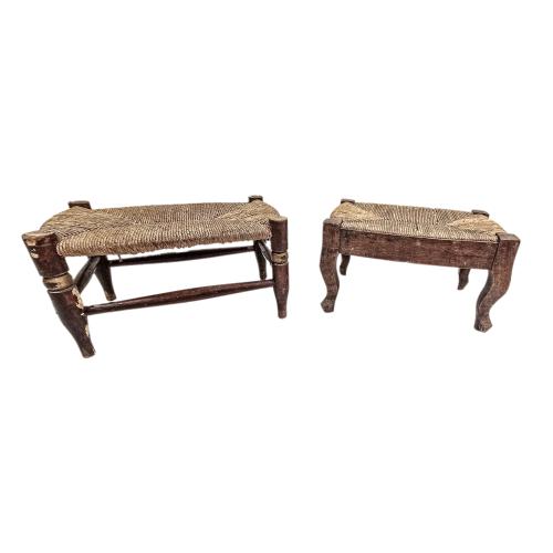 PAREJA DE PEQUEÑAS BANQUETAS DEL PRIMER CUARTO DE SIGLO XX