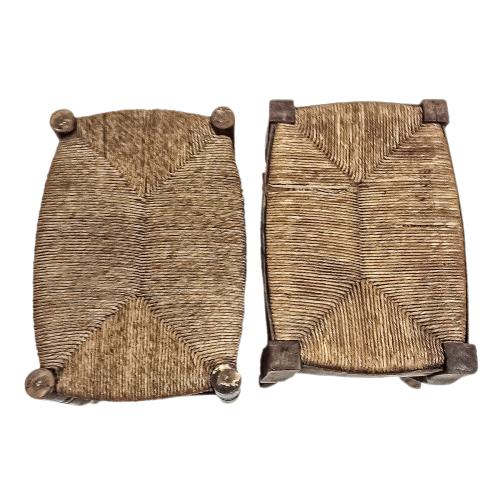 PAREJA DE PEQUEÑAS BANQUETAS DEL PRIMER CUARTO DE SIGLO XX