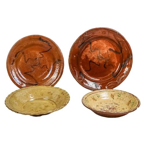 CUATRO PLATOS DE CERÁMICA DE LOS SIGLOS XIX-XX
