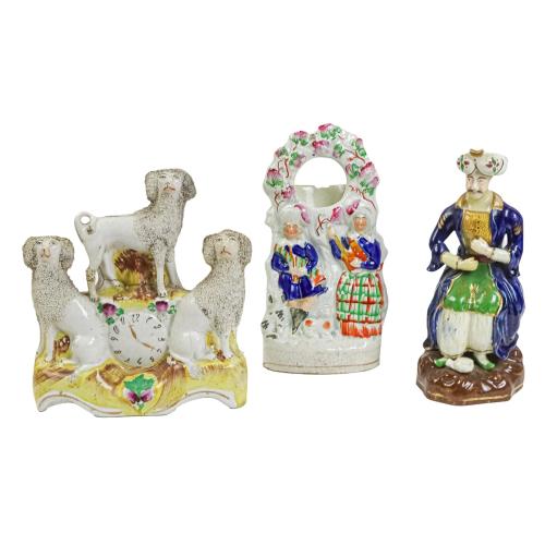 TRES FIGURAS DE LOZA STAFFORDSHIRE DE MEDIADOS S. XX