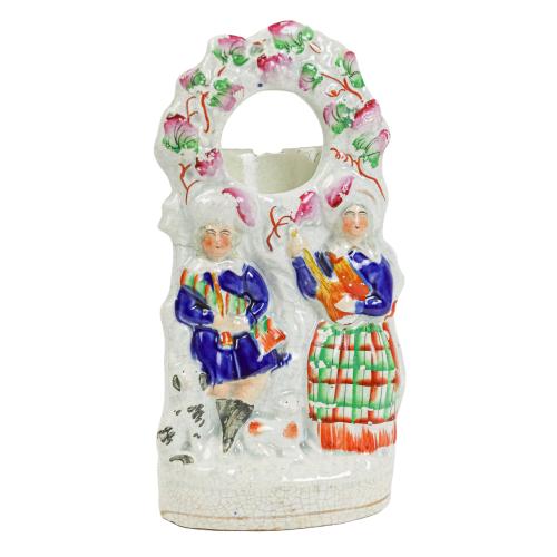 TRES FIGURAS DE LOZA STAFFORDSHIRE DE MEDIADOS S. XX