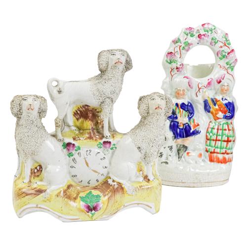 TRES FIGURAS DE LOZA STAFFORDSHIRE DE MEDIADOS S. XX