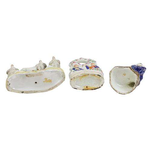 TRES FIGURAS DE LOZA STAFFORDSHIRE DE MEDIADOS S. XX