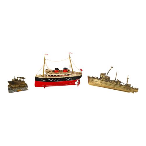 MAQUETA Y DOS FIGURAS DE BARCOS 