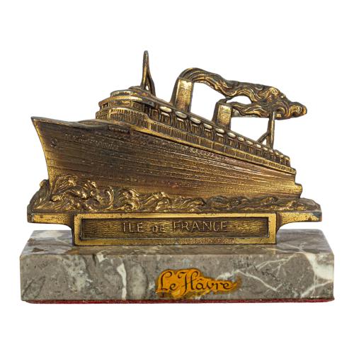 MAQUETA Y DOS FIGURAS DE BARCOS 