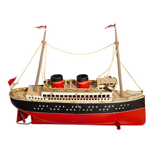 MAQUETA Y DOS FIGURAS DE BARCOS 
