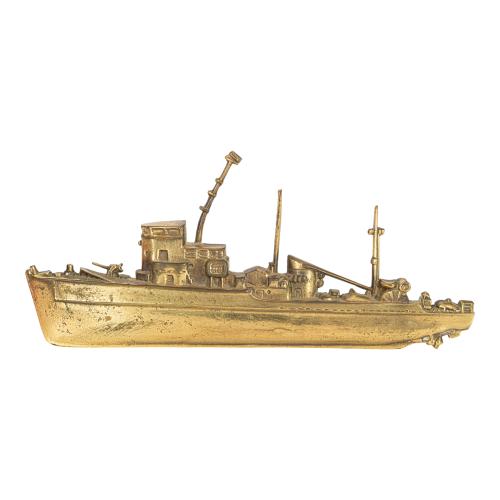 MAQUETA Y DOS FIGURAS DE BARCOS 