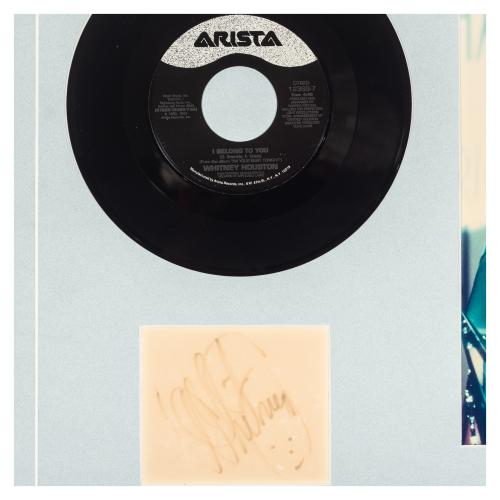 SINGLE Y AUTOGRAFO DE WHITNEY HOUSTON