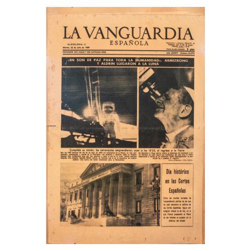 PORTADA DE LA VANGUARDIA SOBRE LA  LLEGADA A LA LUNA 