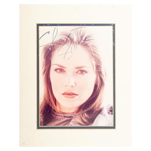 FOTOGRAFÍA DE SHARON STONE FRIMADA