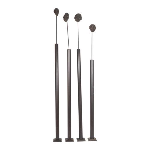 CUATRO PEQUEÑAS CABEZAS CON SOPORTE 