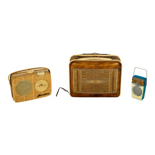 TRES RADIOS PORTÁTILES DE LOS AÑOS 50