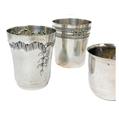 OCHO VASOS DE PLATA DE FINALES DEL SIGLO XIX