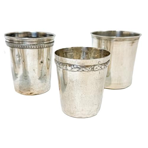 OCHO VASOS DE PLATA DE FINALES DEL SIGLO XIX