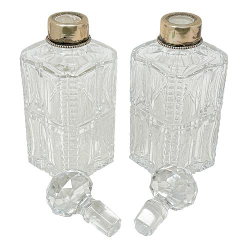 PAREJA DE BOTELLAS LICORERAS DE MEDIADOS S.XX