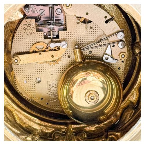 RELOJ CON GUARNICIÓN DEL ÚLTIMO CUARTO DEL S.XX