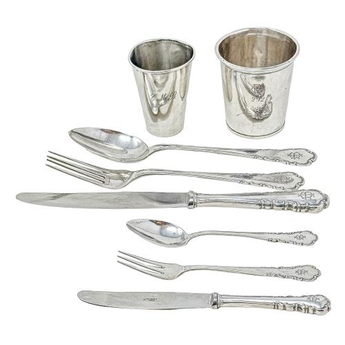 PAREJA DE VASOS Y SIEIS CUBIERTOS DE PLATA