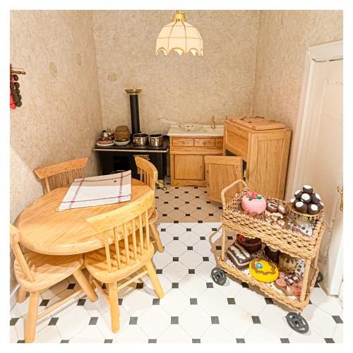 CASITA DE MUÑECAS DEL ÚLTIMO CUARTO DEL S.XX