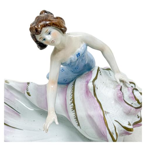 FIGURA EN PPRCELANA DE MEDIADOS DEL S.XX