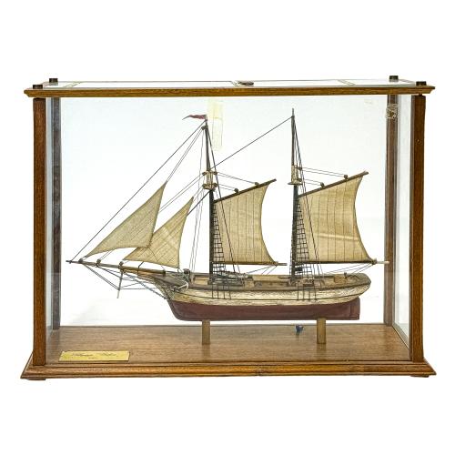 MAQUETA BARCO CON URNA DE MEDIADOS DEL S.XX