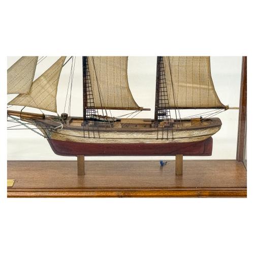 MAQUETA BARCO CON URNA DE MEDIADOS DEL S.XX