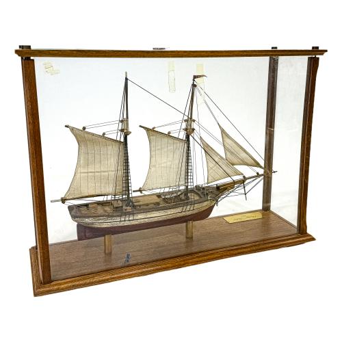 MAQUETA BARCO CON URNA DE MEDIADOS DEL S.XX