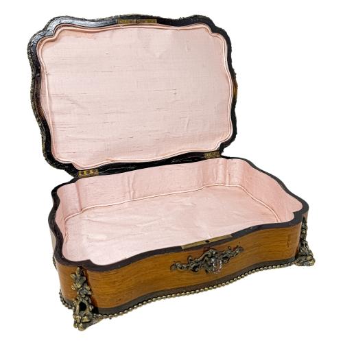 CAJA FRANCESA DEL PRIMER TERCIO DEL S.XX