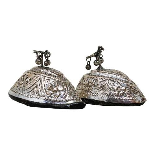 PAREJA DE RASPADORES DE PIEDRAS VOLCÁNICAS Y METAL PLATEADO