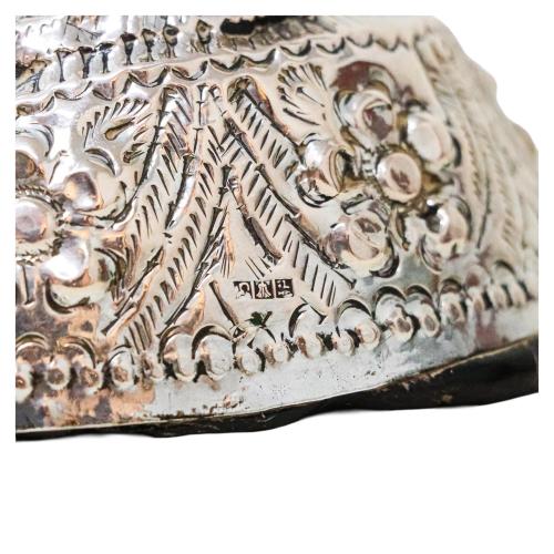 PAREJA DE RASPADORES DE PIEDRAS VOLCÁNICAS Y METAL PLATEADO